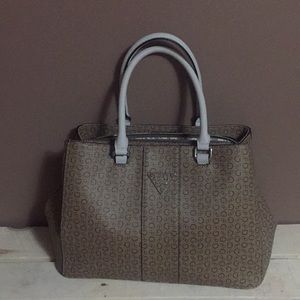 I am selling this guess purse.